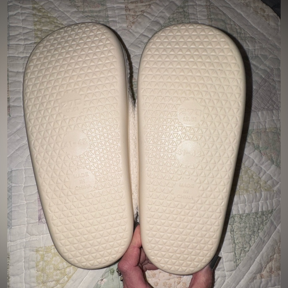 💥SALE💥NEW Cozy Smiley Face Fuzzy Slippers – White & Yellow | Women’s 9–10 - Picture 4 of 6